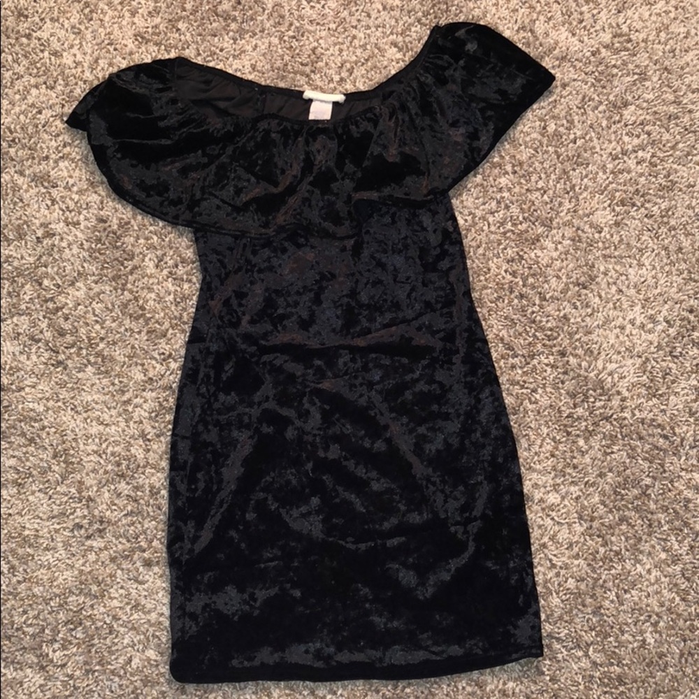 🌺 2/$20 or 3/$25 Velvet black dress